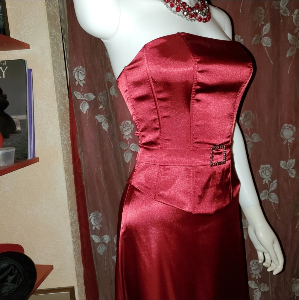 ❤NWOT- Gorgeous Red Satin Strapless Gown w/ Belted Waist ❤ - Picture 9 of 15